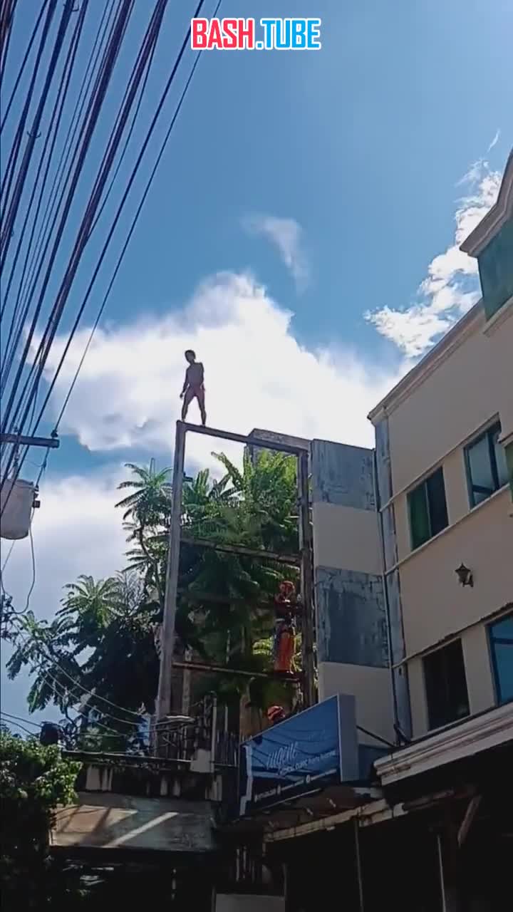  На Филиппинах безумный экстремал решил прыгнуть на опору ЛЭП, но промахнулся и поджарился от удара током