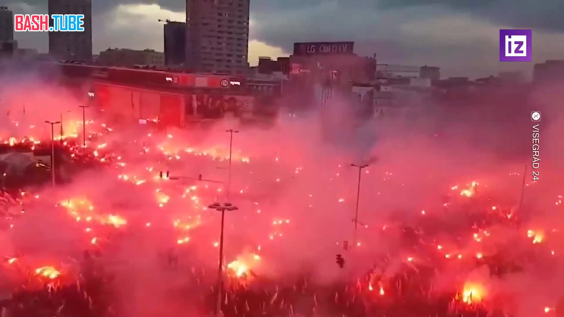  Более 200 000 людей зажгли красные сигнальные ракеты в Варшаве во время празднования Дня независимости Польши