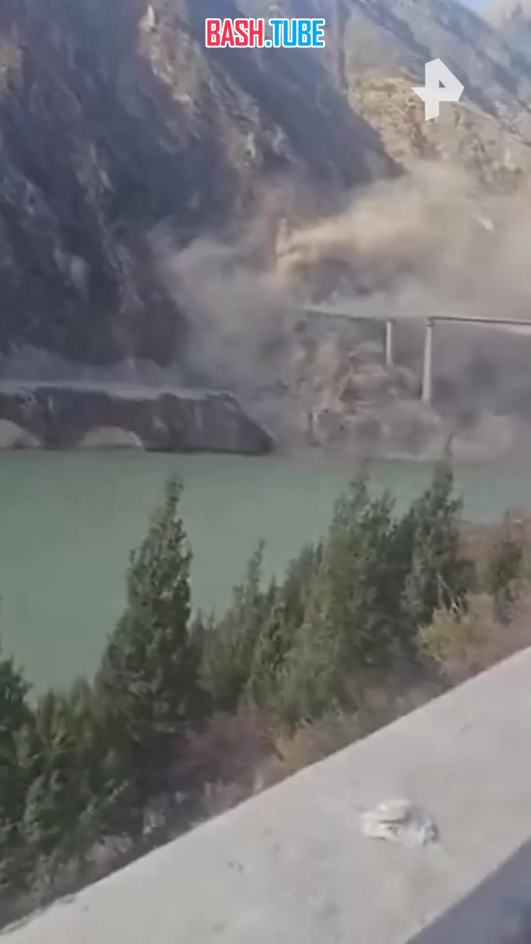  Мост частично обрушился в китайской провинции Сычуань из-за оползня