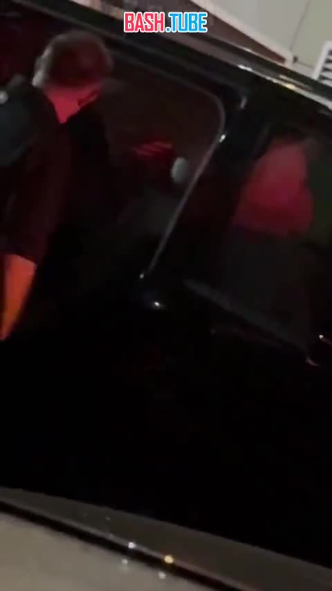  Телеведущий Дмитрий Дибров приехал на вечеринку в Москве с открытой ширинкой и… торчащим из неё хозяйством