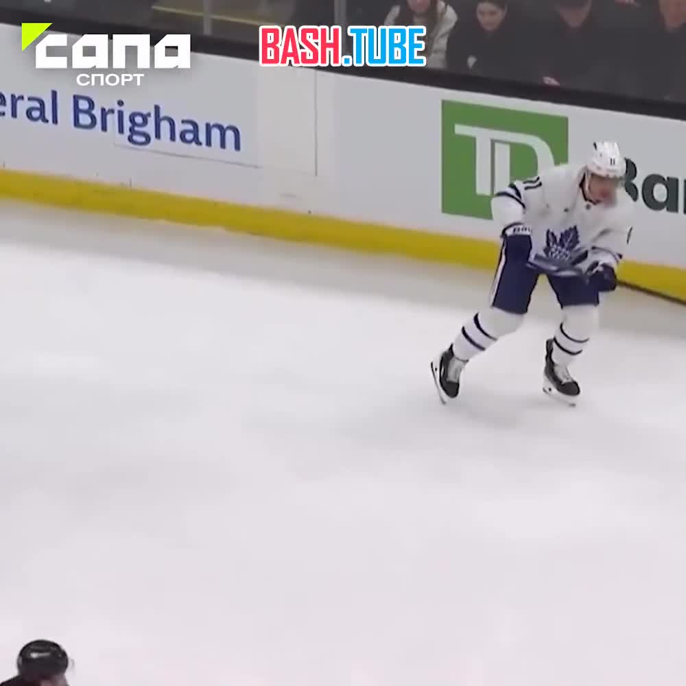  Игрок «Торонто» с такой силой махнул по шайбе, что снес шлем вратарю «Бостона»