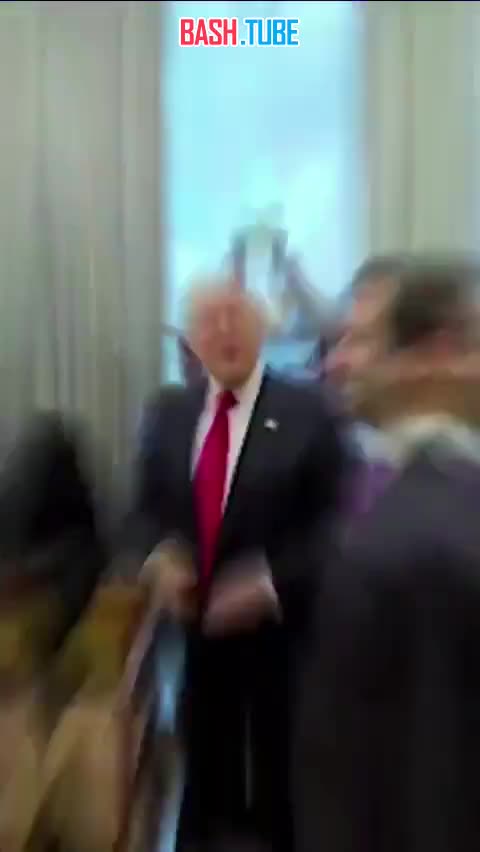  Видео того, как президент США Трамп подарил духи лидеру Сирии аш-Шараа, облетает ближневосточный сегмент соцсетей