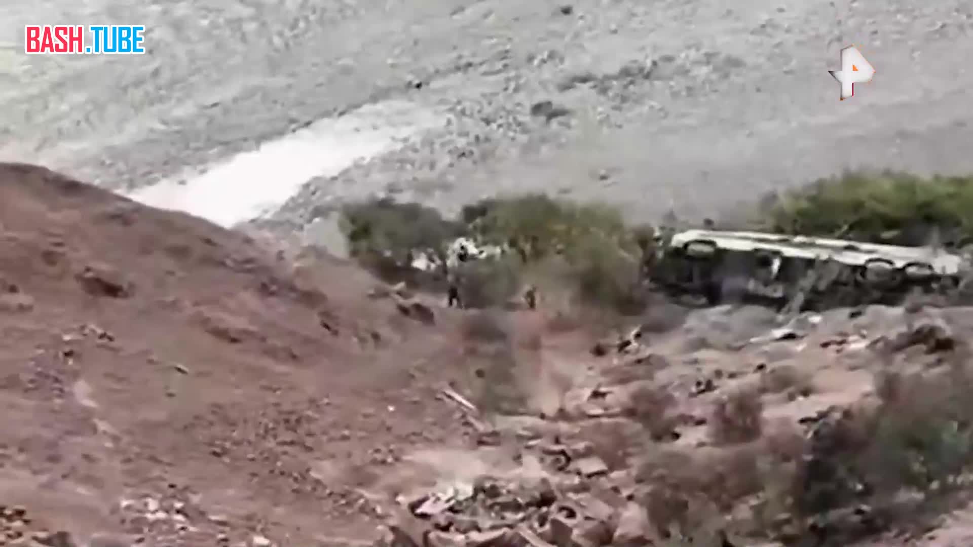  Как минимум 37 человек погибли после падения автобуса в ущелье в Перу