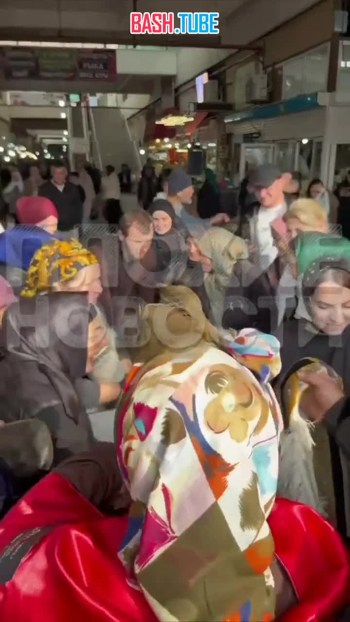  В Дагестане местные жители устроили жуткую давку и стали драться из-за бесплатных ковров