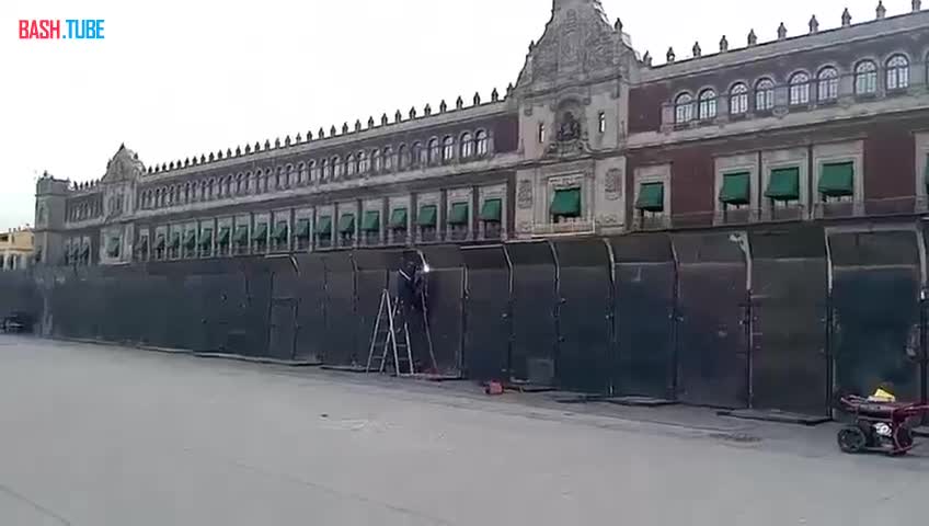  В преддверии крупной протестной демонстрации вокруг президентского дворца в Мексике установили высокий забор