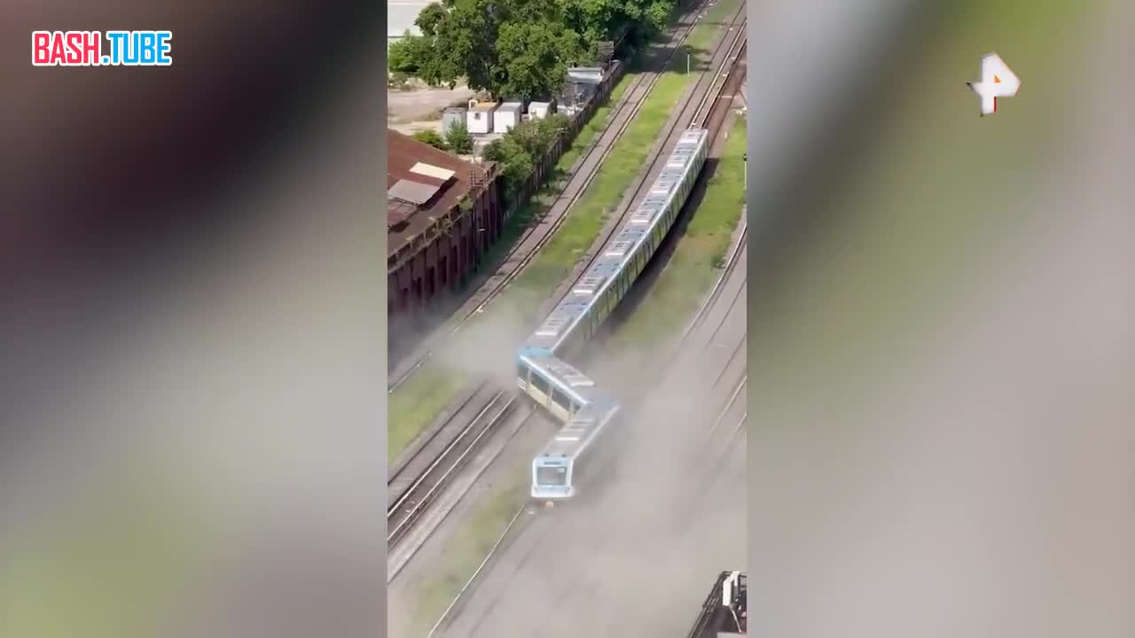  Пассажирский поезд сошел с рельсов в столице Аргентины Буэнос-Айресе