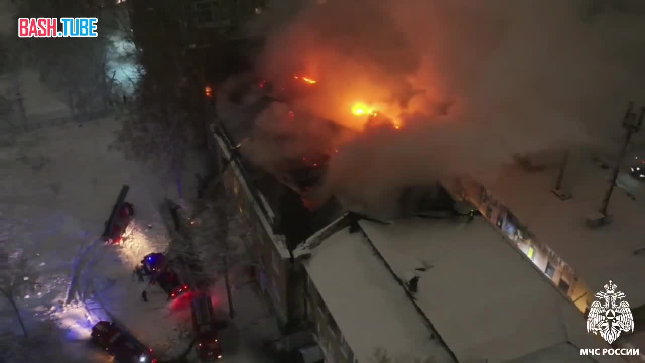  Пожар в трехэтажном административном здании ликвидируют сотрудники МЧС в Новосибирске