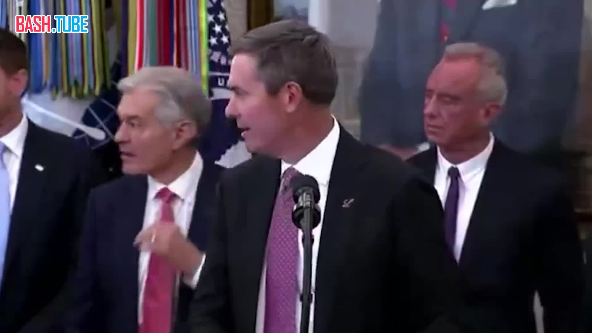  Реакцию министра здравоохранения США Роберта Кеннеди-младшего на падающего без сознания человека обсуждают в Сети
