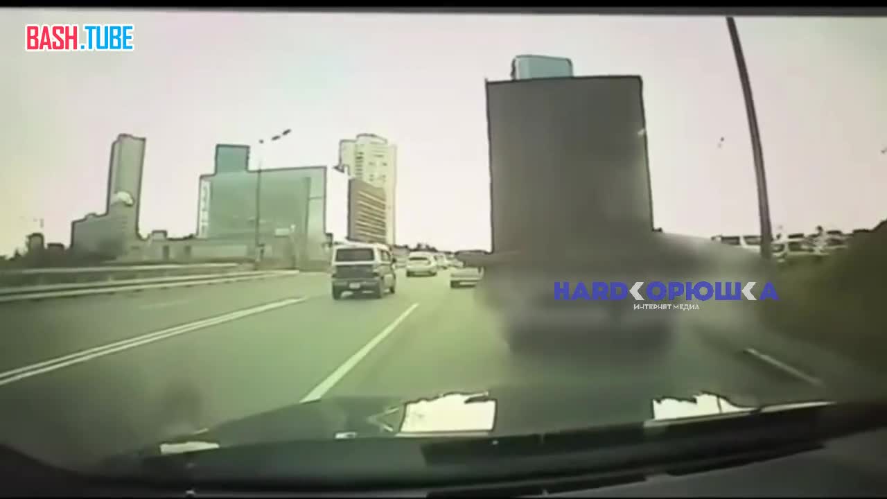  Во Владивостоке псих вмял дверь автомобиля девушки