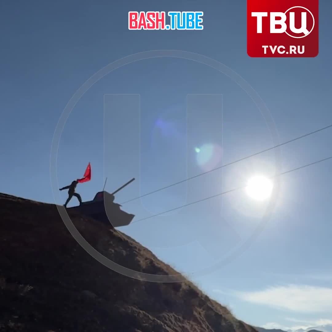  Мужчина проехал на танке по канатам между горами в Дагестане