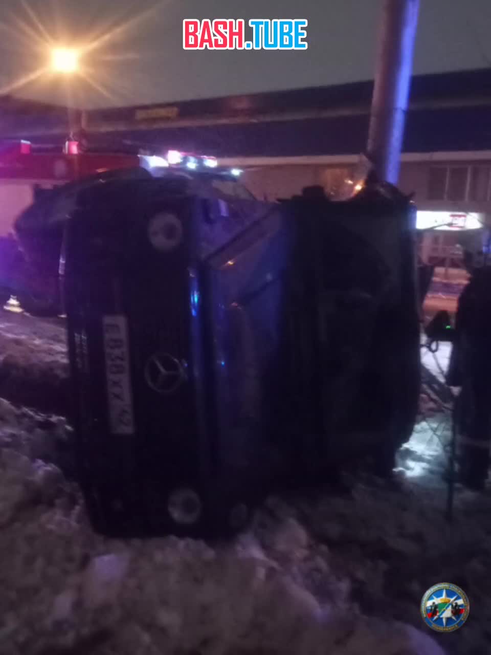  Черный «Гелик» перевернулся на крышу из-за заноса в Новосибирске и влетел в столб