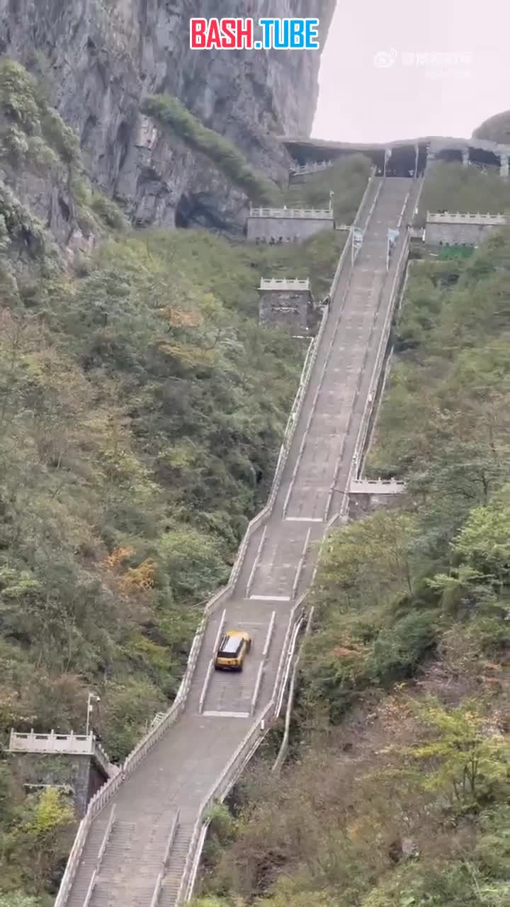  Пиарщики Chery хотели снять эпичную рекламу, в которой их кроссовер Fengyun X3L залетает на гору Тяньмэнь