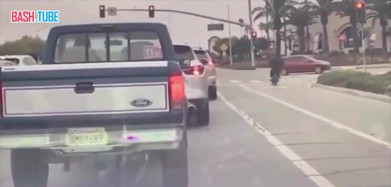  Подросток на мотоцикле пролетел на красный и врезался в машину в Калифорнии