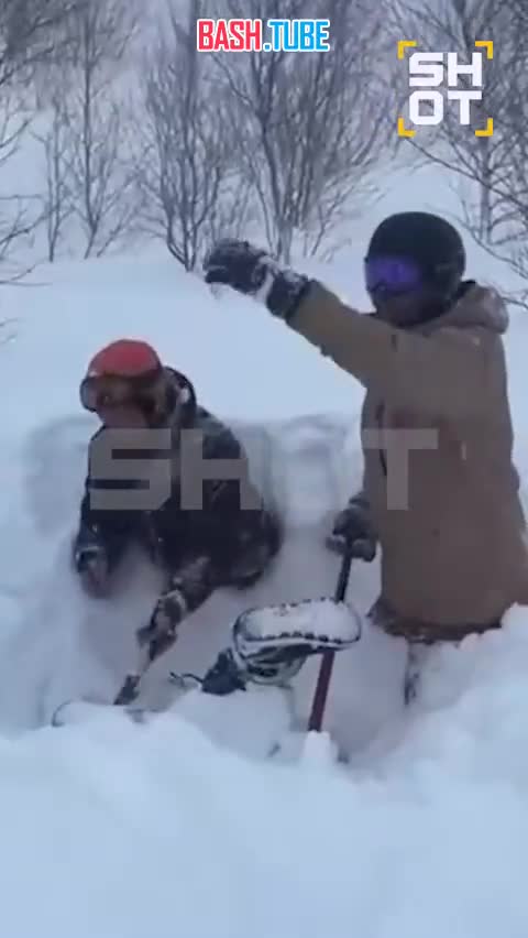  Снежная лавина накрыла туристку в Хакасии - раскапывать застрявшую в сугробе вверх ногами девушку бросились её друзья