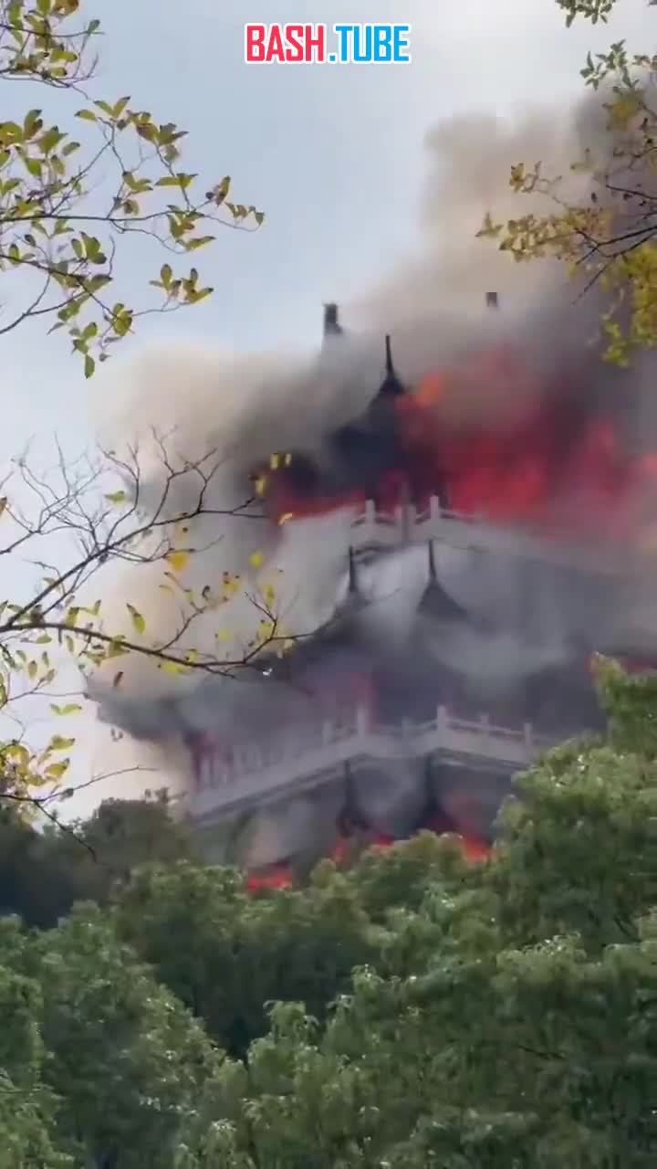  В Китае внезапно вспыхнул пожар в 1500-летнем храме Юнцин в Чжанцзягане, провинция Цзянсу