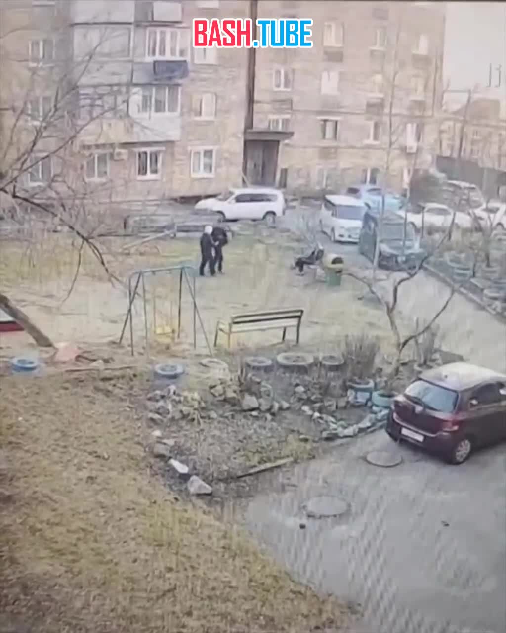  Взрыв во дворе устроили малолетние пиротехники во Владивостоке