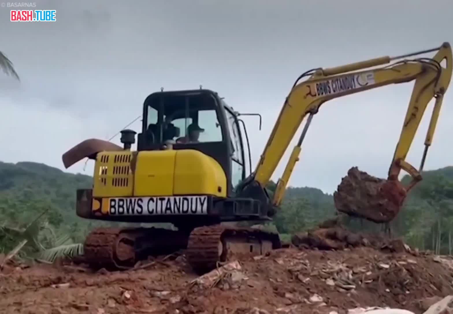 В Индонезии из-за оползня погибли не менее трех человек, 20 пропали без вести, - СМИ