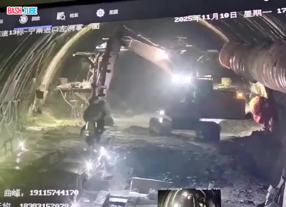  Двое рабочих бегут от внезапного наводнения в туннеле Ниннань в Китае