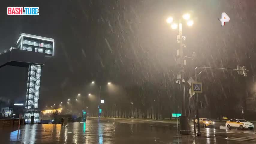  Первый снег выпал в Москве - полупрозрачная завеса снежинок окутала улицы и дома