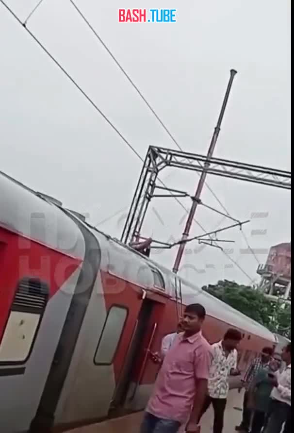  В Индии зацепер залез на электричку, но случайно дотронулся до проводов и погиб на месте