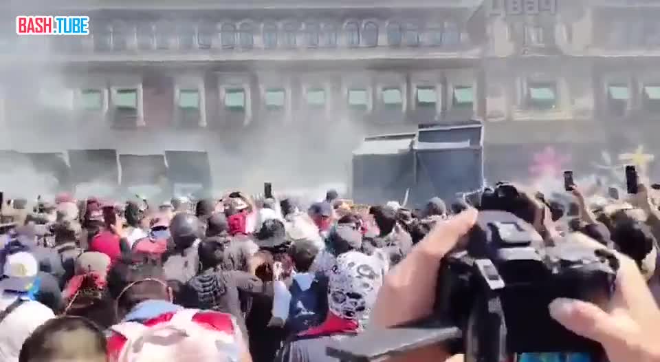  В Мексике зумеры свергают правительство. Обезумевшая толпа штурмует президентский дворец