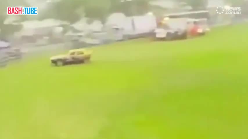  Спортивный автомобиль снес ограждение и влетел в толпу людей во время гонки в Австралии