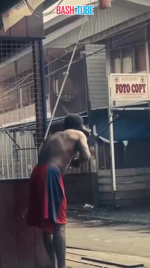  Обычная разборка в Папуа Новой Гвинее: десятки папуасов устроили побоище на копьях и луках