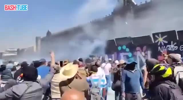  Тысячи зумеров штурмуют президентский дворец в Мексике и сталкиваются с силовиками, - The Washington Post