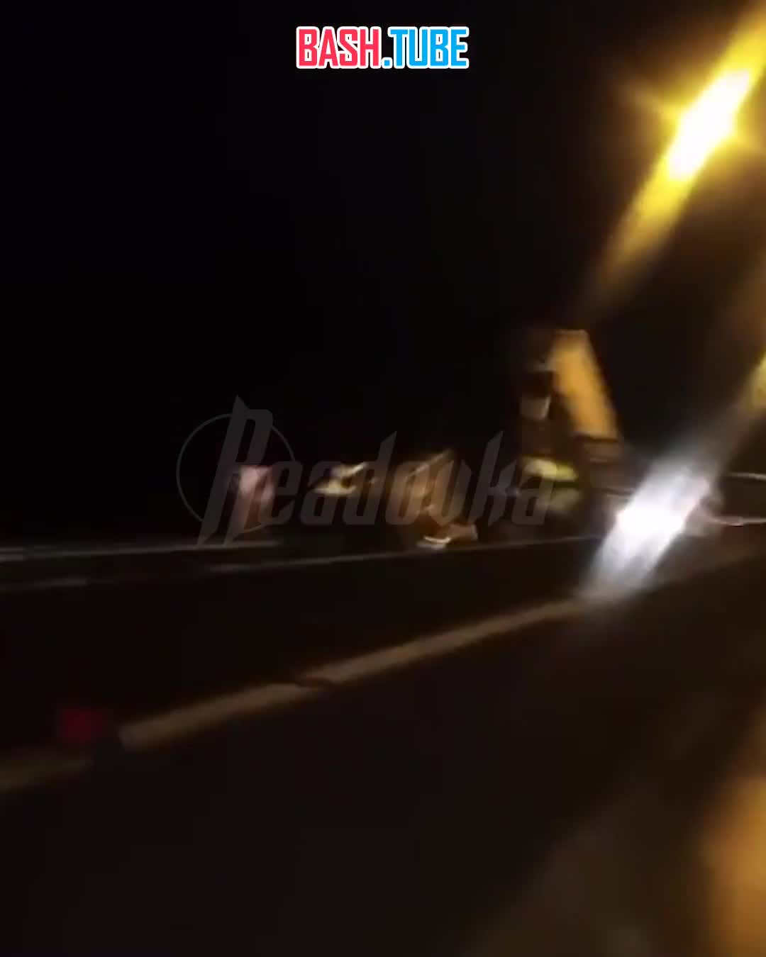  Часть трассы перекрыли из-за самосвала, который забыл опустить кузов и влетел в опору в Ленобласти