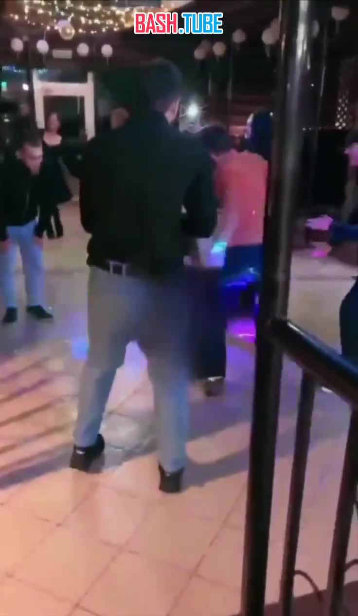  В Кемерово зажигательные танцы чуть не закончились стрельбой в помещении кафе