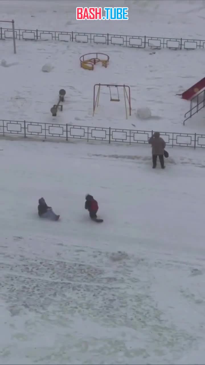  Сильный ветер сдувает школьников в Норильске