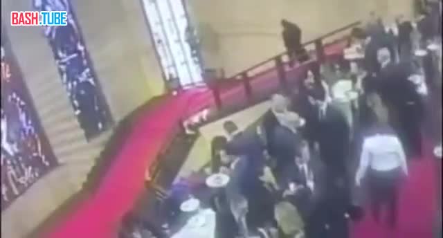  Итальянский чиновник споткнулся и выбил головой столетний витраж