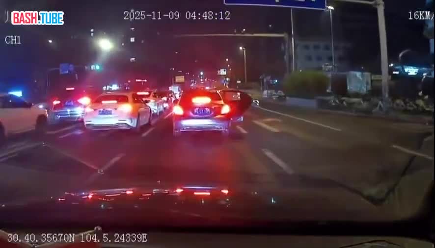  В Китае девушку сбила машина, когда она выбежала из авто из-за резкого приступа тошноты