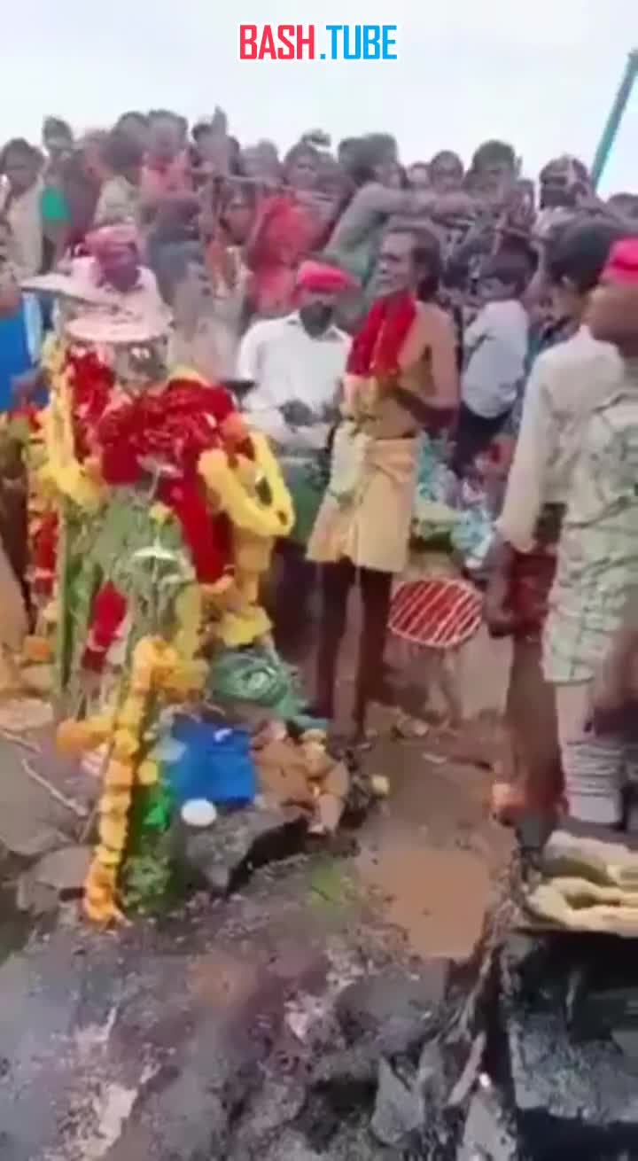  В Индии брахман (священнослужитель) собрал своих последователей, чтобы доказать им, что может летать