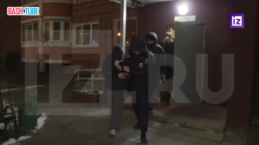  Мать убитого шестилетнего мальчика вывели из подъезда полицейские