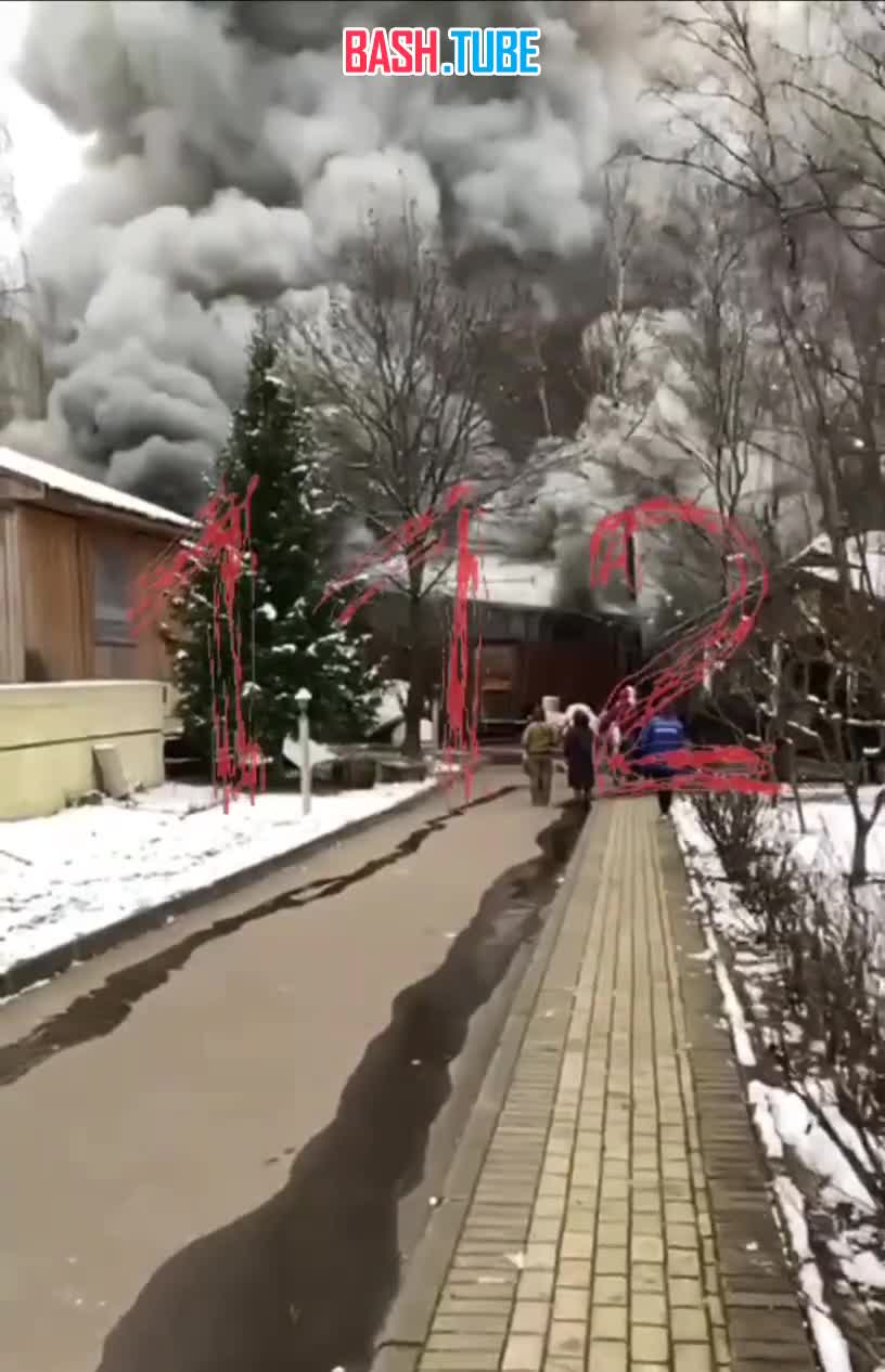  В Подмосковье загорелся крупный склад площадью 800 квадратов