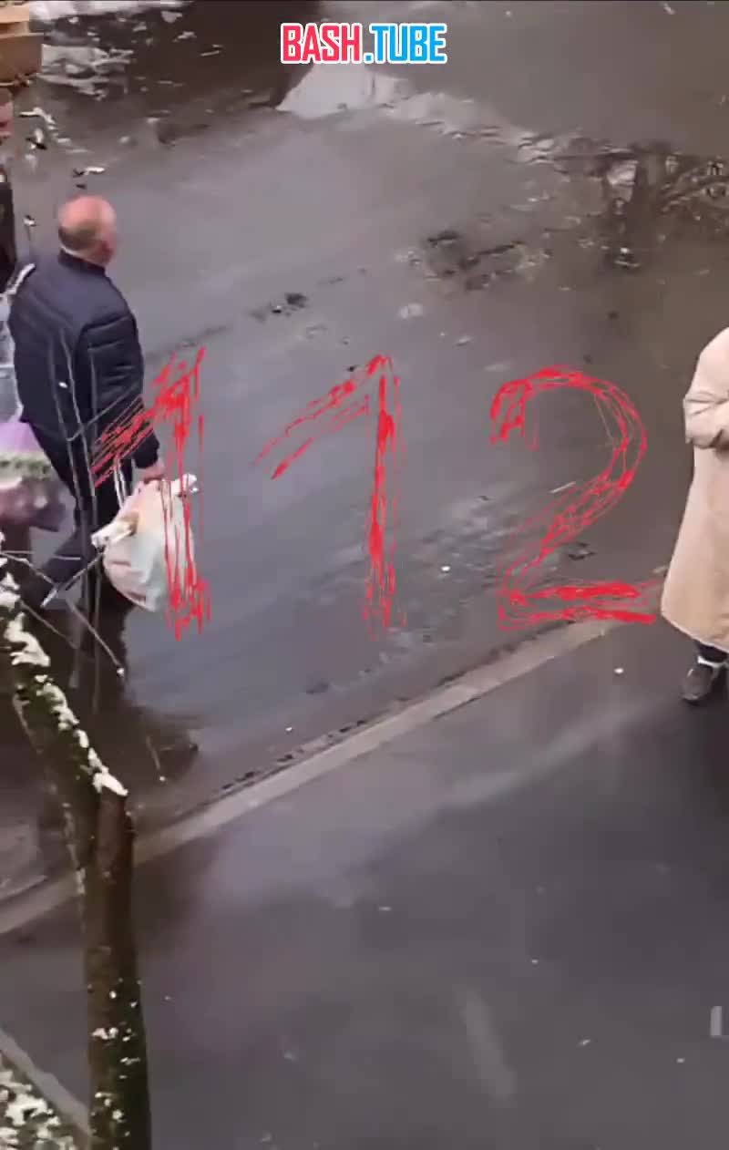  Бдительные соседи спасли пенсионерку от мошенников