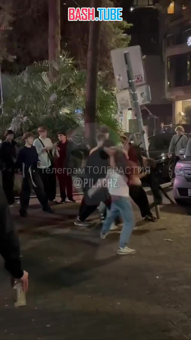  В центре Сочи устроили массовую драку возле одного из заведений