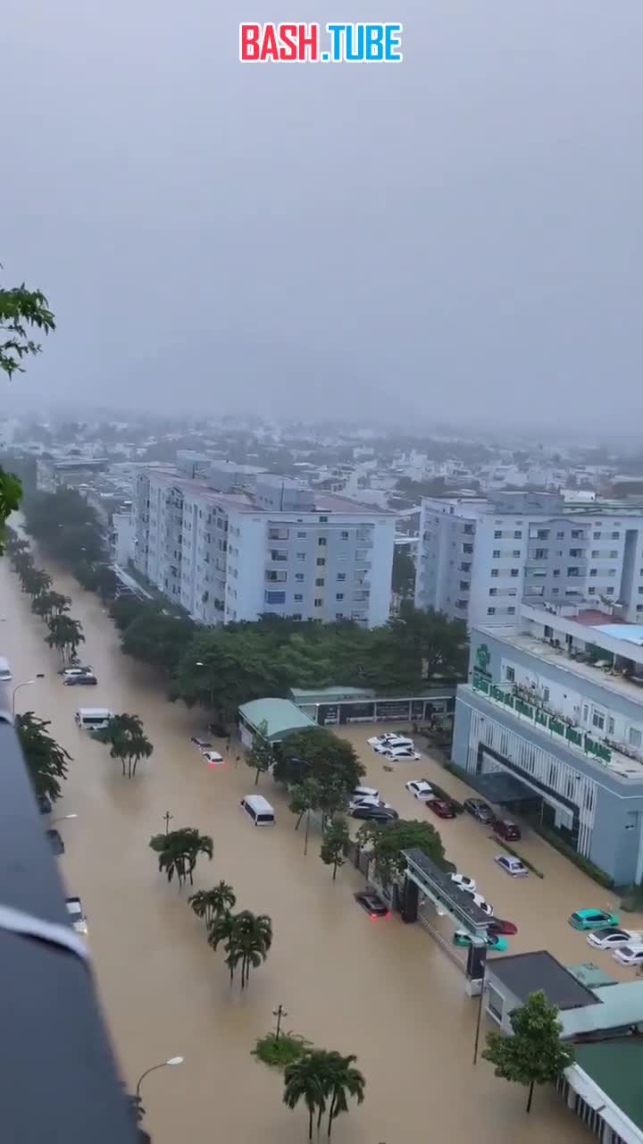  В результате продолжающихся уже почти неделю наводнений во Вьетнаме - разрушены тысячи домов, десятки мостов