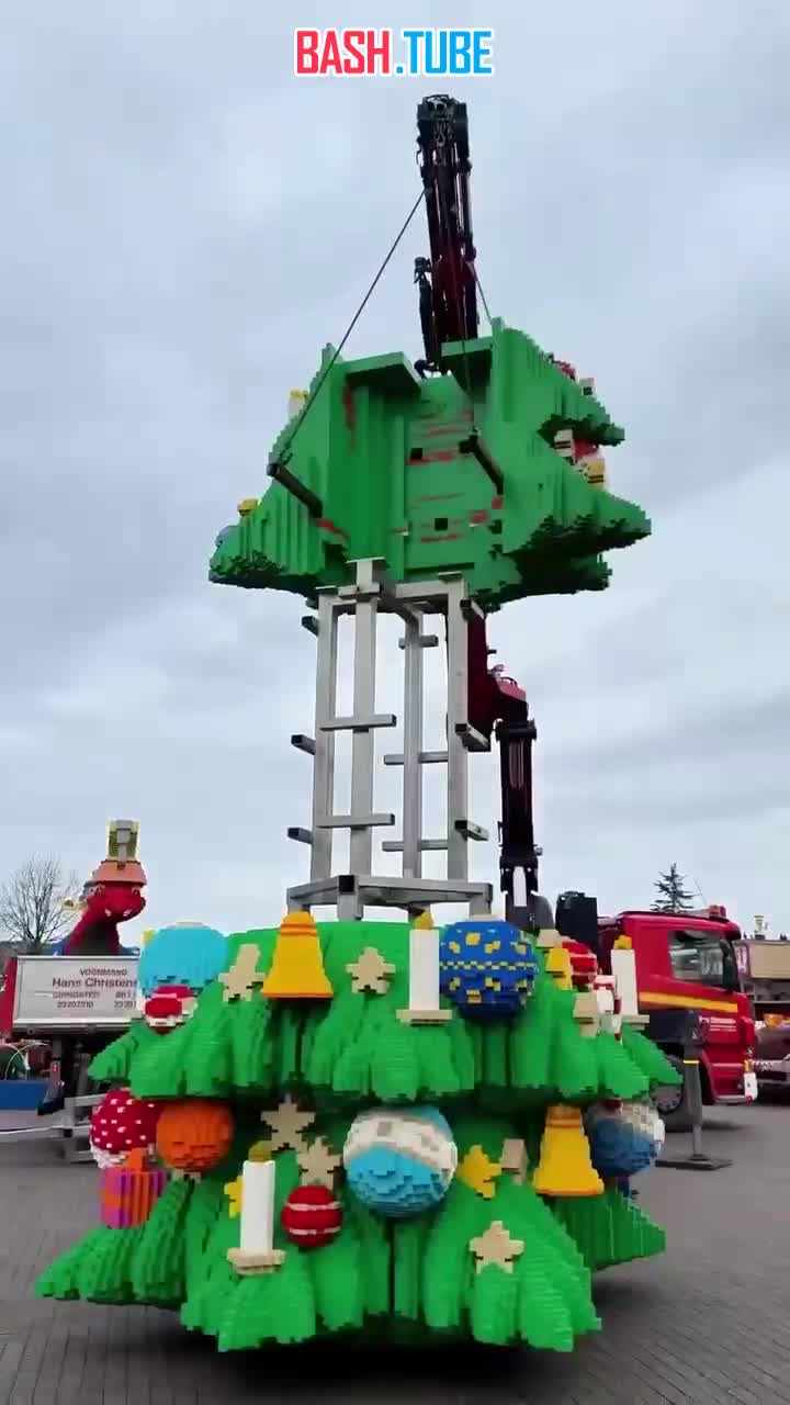  Гигантскую елку из Lego поставили в Дании