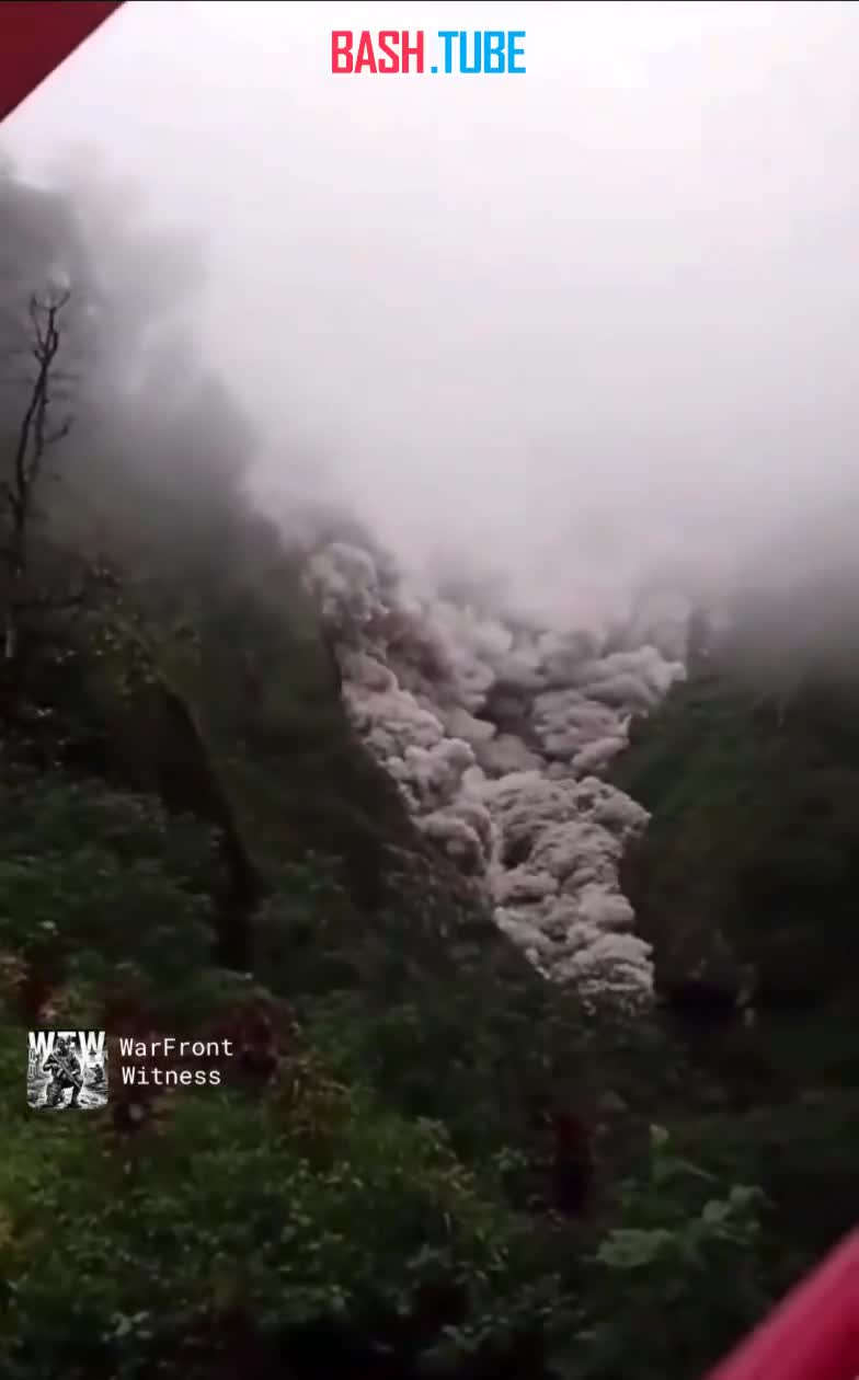  Вулкан Семеру в Индонезии извергся, отправив огромные пирокластические потоки на несколько километров вниз по его склонам