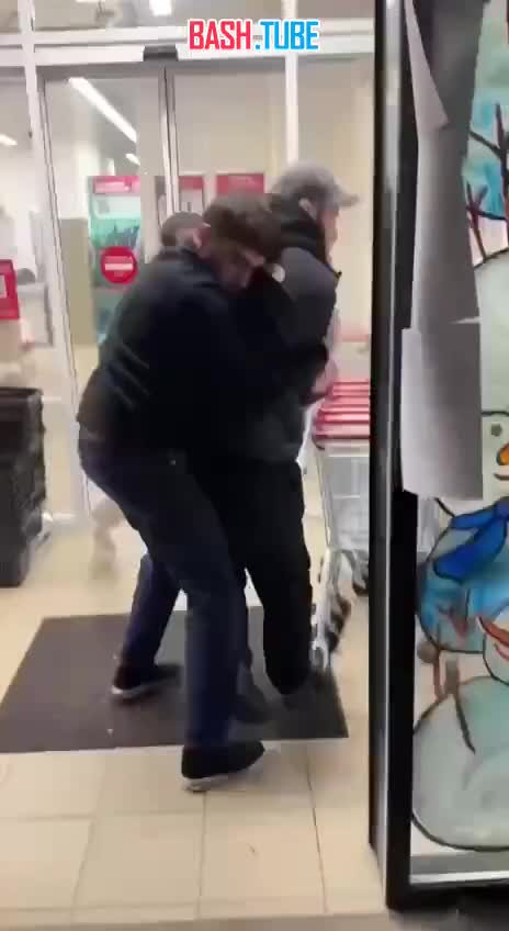  В Москве сотрудники магазина напали с ножом на покупателя после замечания