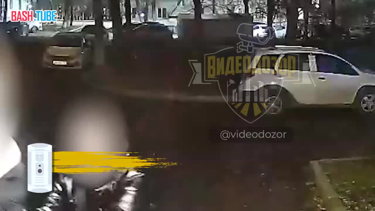  В Уфе неадекват пристал к прохожему и набросился на подъездную дверь