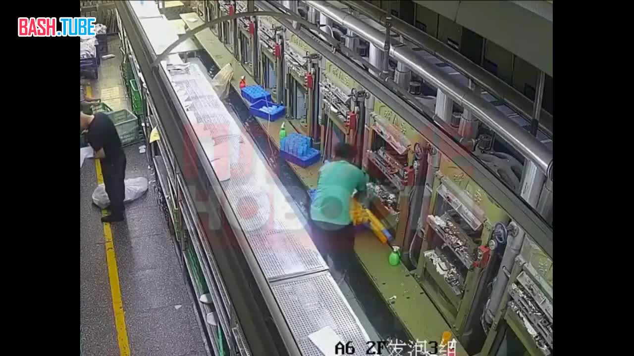  Сотрудник китайского завода по переработке отходов нарушил технику безопасности и лишился руки