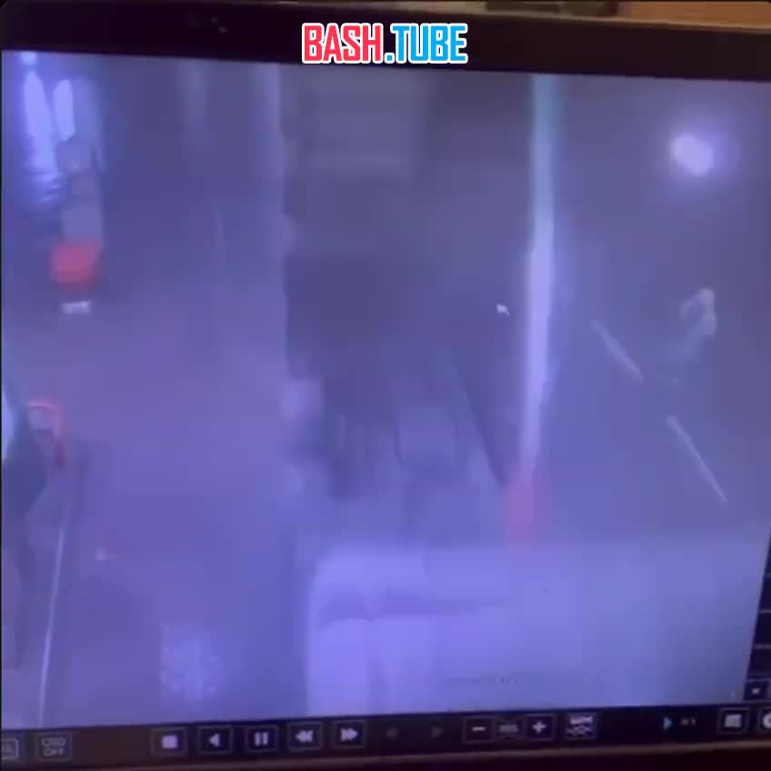  Фура снесла крышу АЗС в Подмосковье. Водитель забыл опустить кузов