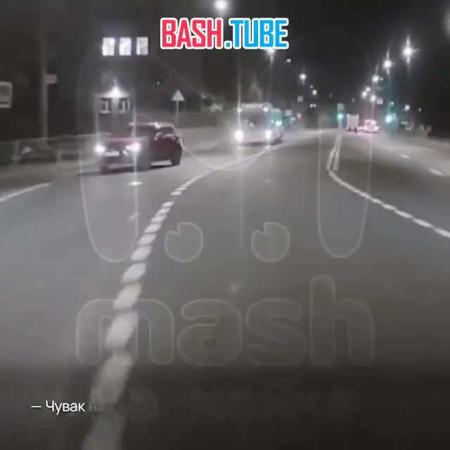  Водила на картинговой тачке гоняет, уходит в повороты под музон и игнорит красные светофоры на питерских дорогах