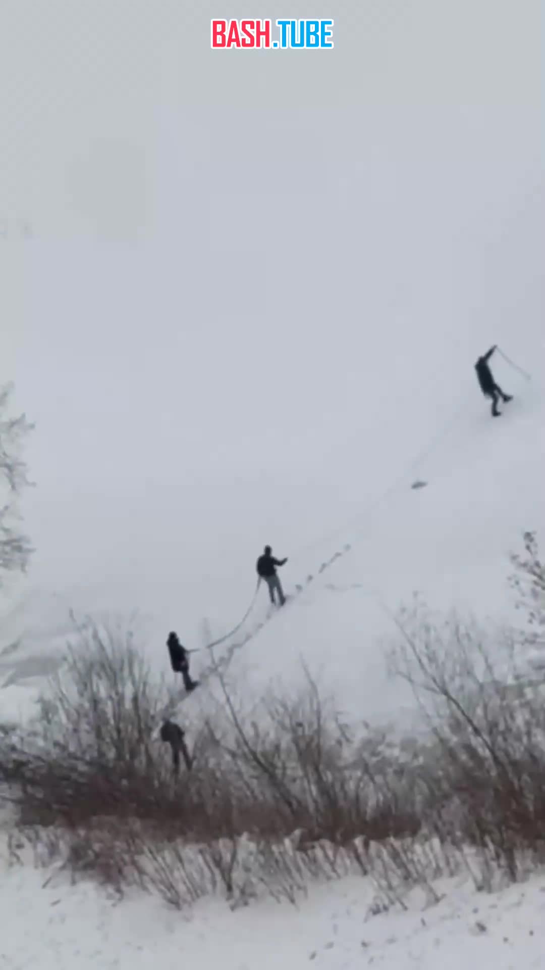  Гулявшие по тонкому льду мальчишки 10 и 12 лет провалились в реку в Новосибирске