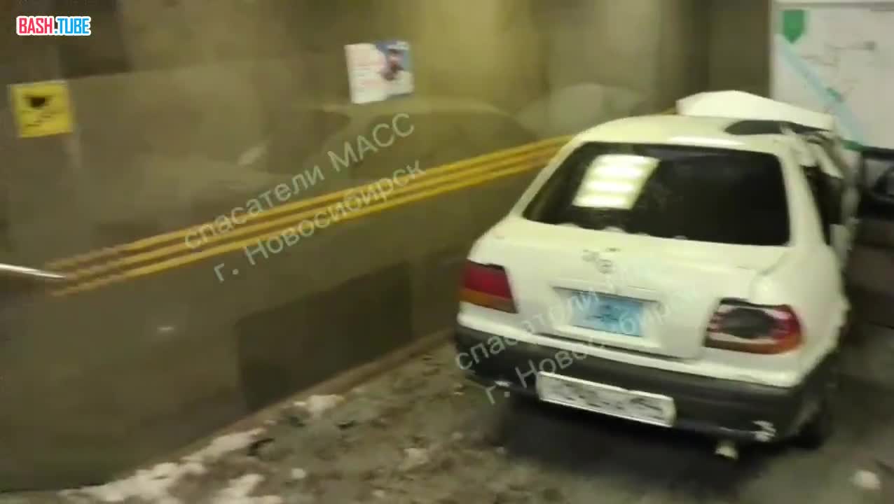  Автомобиль на полной скорости влетел во вход в метро «Золотая Нива» в Новосибирске