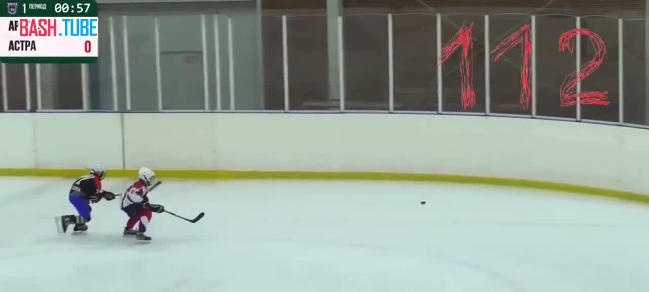  Юный хоккеист сломал позвоночник после столкновения с бортом