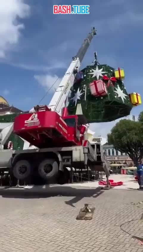  В Бразилии установка новогодней елки пошла не поп плану